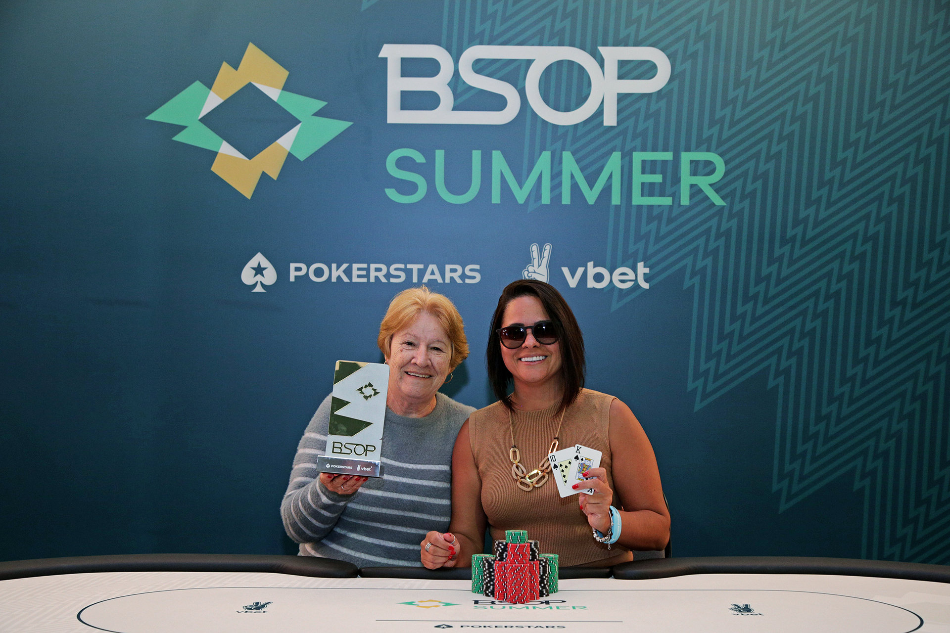 Mãe e filha celebram a conquista no Ladies do BSOP Summer