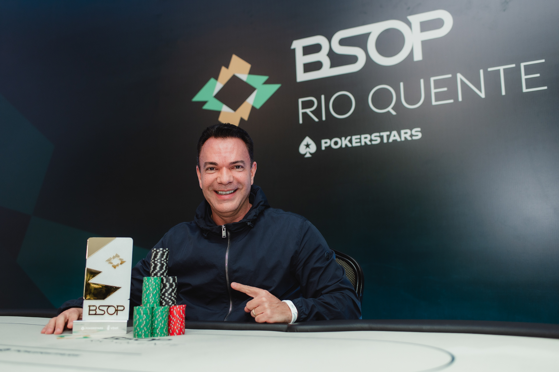 Carlos Medeiros não deixou mais um título ficar em Goiás