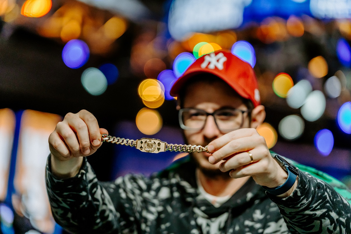 Aloísio Dourado com o bracelete da WSOP (Foto: Filipe Aires)