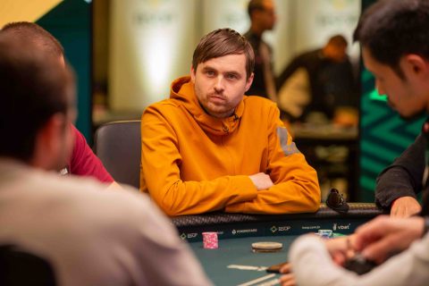 Martin Kabrhel chip leader do 500K Super High Roller Main Event