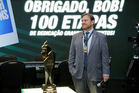 Roberto Soares recebendo homenagem no BSOP São Paulo