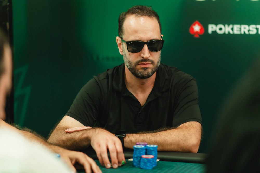 Saulo Mazarin lidera em fichas no Omaha PKO do BSOP São Paulo
