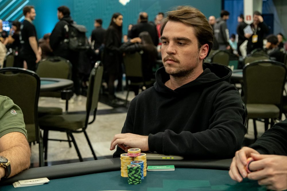 Victor dos Santos chip leader do 2-Day High Roller
