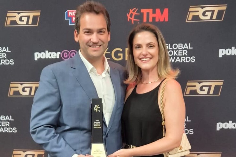 DC e Lara recebendo o troféu do Global Poker Awards