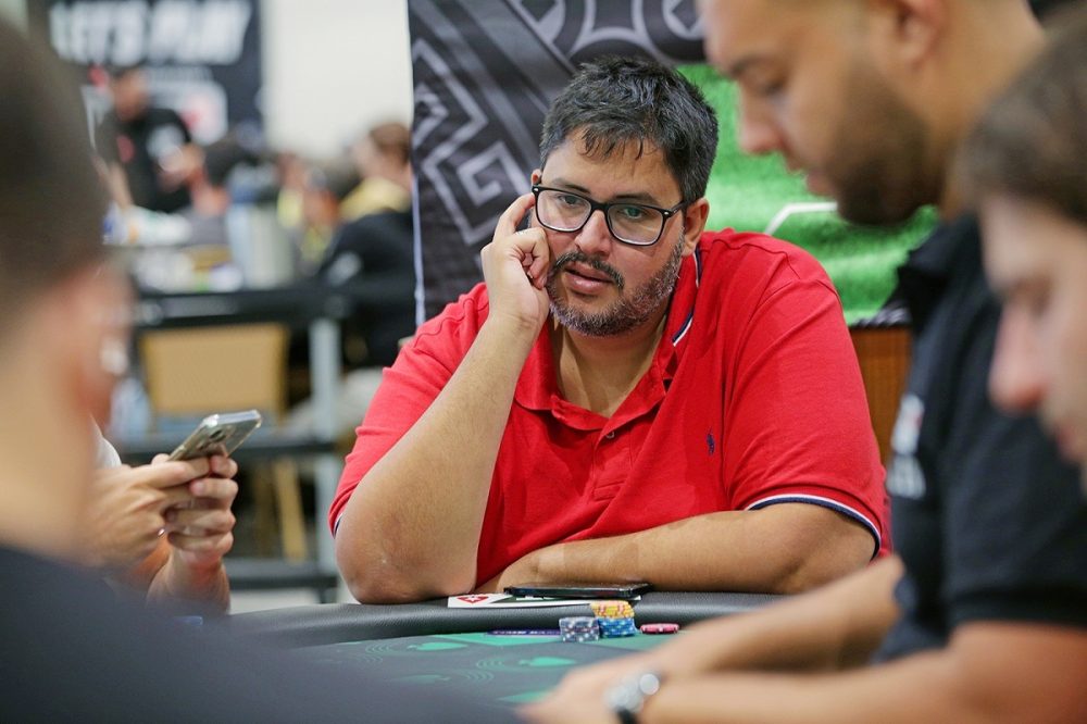 Fernando Viana puxa a fila de classificados no 6-Max