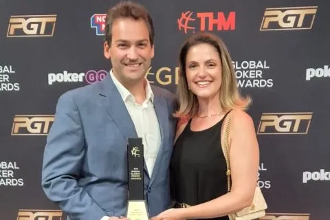 DC e Lara recebendo o troféu do Global Poker Awards